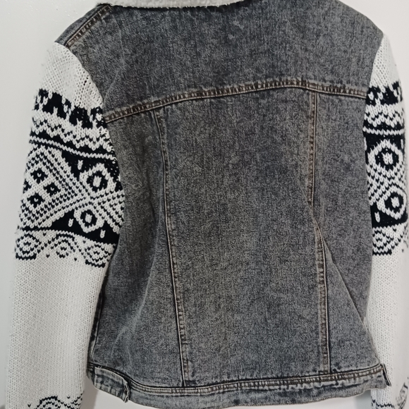 Women's l o v e r i c h e insulated button-up denim jacket with crochet sleeves, - Picture 2 of 6